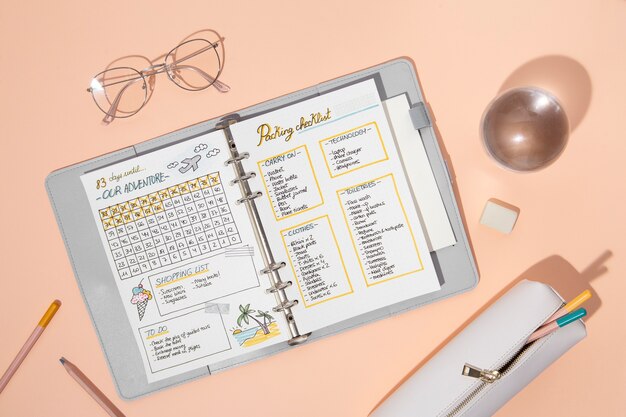 Bullet journal e occhiali vista dall'alto