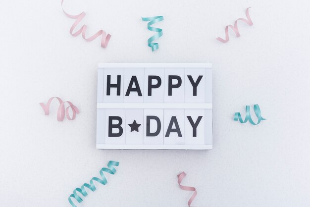 Buon compleanno lettering decorato con nastri