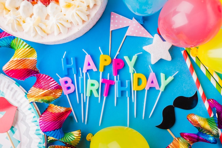 Foto gratuito buon compleanno scritto tra decorazioni di compleanno
