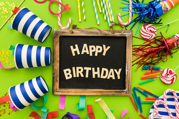 Buon compleanno sfondo con elementi colorati