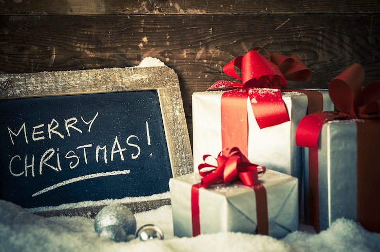 Foto gratuito buon natale su una lavagna con doni.