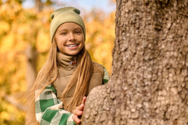 Buon umore. Una ragazza carina che si sente bene mentre gioca nel parco