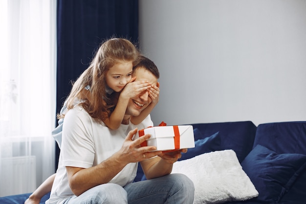 Buona festa del papà. La figlia saluta il papà. Piccola figlia con papà.