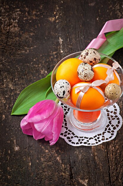 Buona Pasqua. fiori e uova colorate