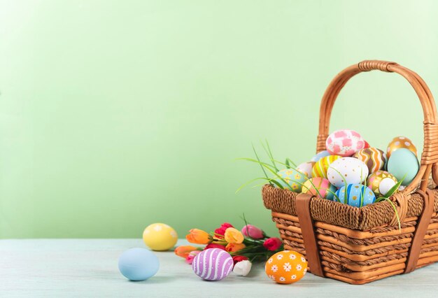 Buona pasqua Uova dipinte di Pasqua nel cestino su un tavolo rustico in legno per la tua decorazione in vacanza