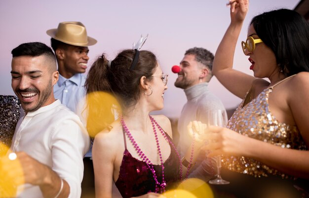 Buoni amici che fanno una festa di capodanno