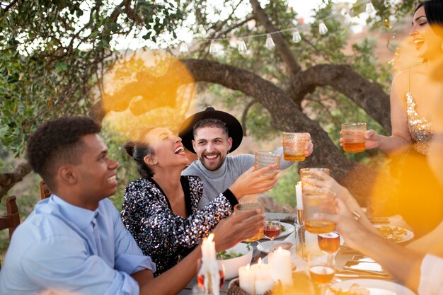 Buoni amici che festeggiano il nuovo anno che sta arrivando