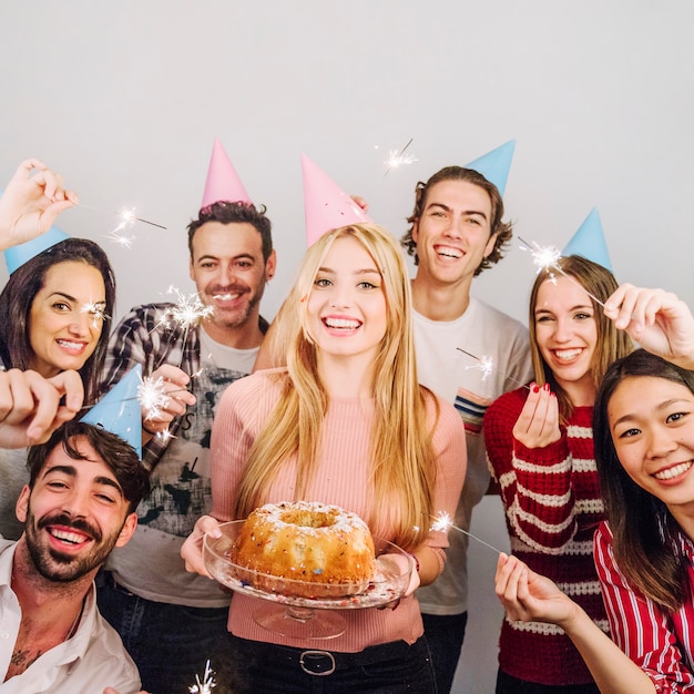 Buoni amici con la torta di compleanno