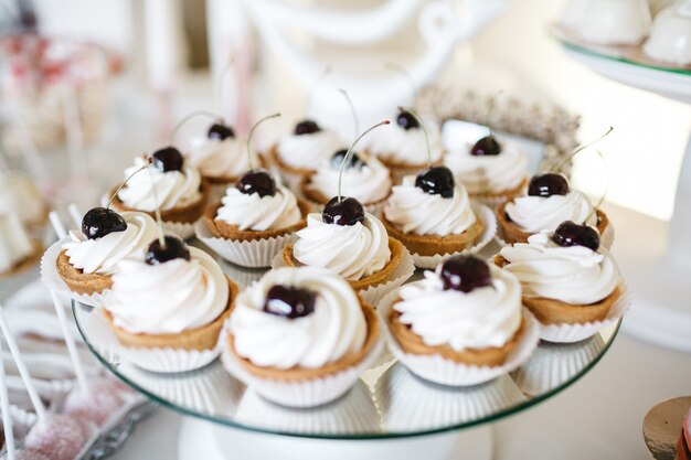 Buoni dolci alla frutta sul tavolo festivo