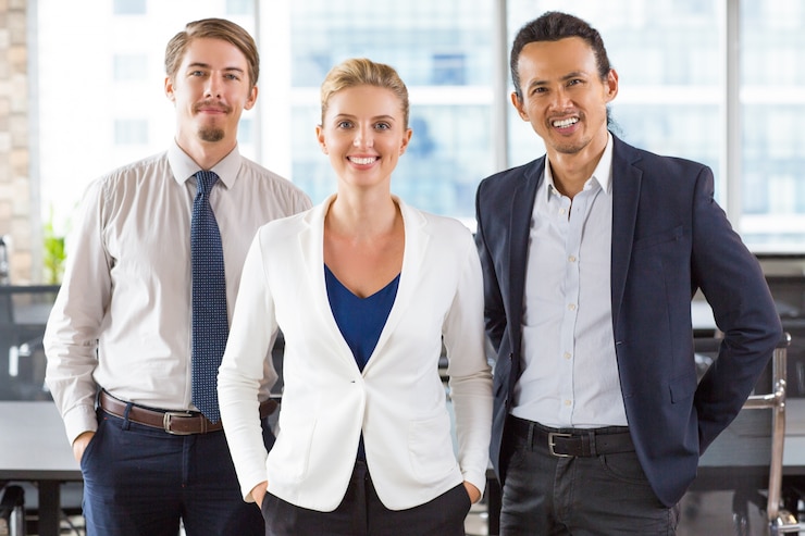 Foto gratuito business donna con due uomini d'affari ai lati