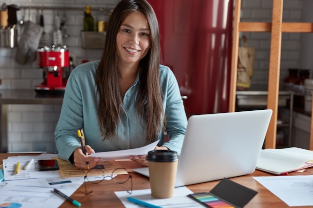 Business, freelance e concetto di lavoro. Documentazione studi economista donna soddisfatta