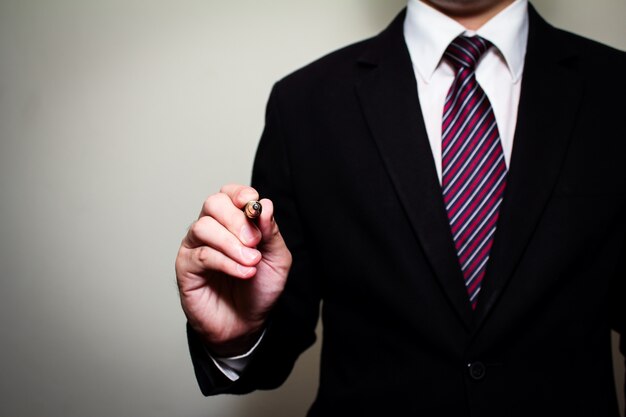 Business man holding penna stilografica