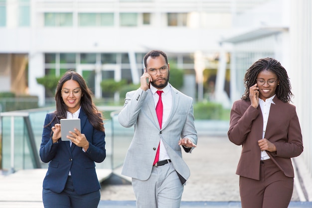 Business team multietnico con gadget