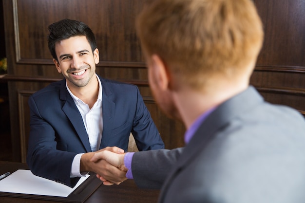 Businessman stringe la mano con un altro uomo d&#39;affari