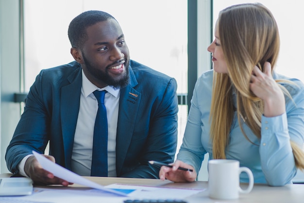 Businesspersons di fronte a una finestra