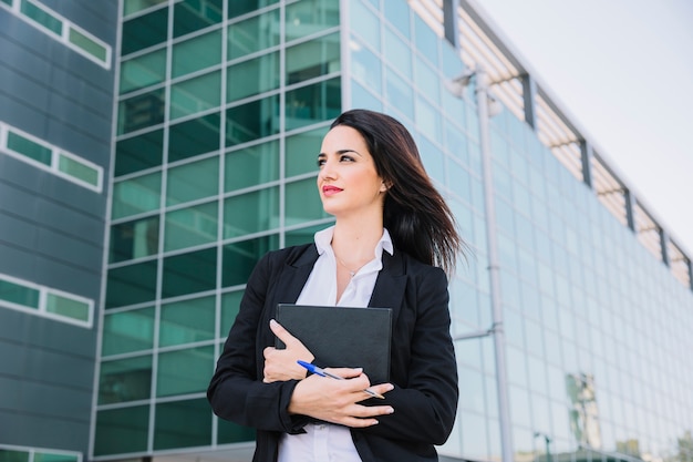 Businesswoman di successo con la cartella