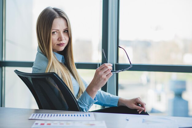 Businesswoman holding bicchieri