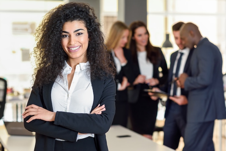 Foto gratuito businesswoman leader in ufficio moderno con i lavoratori di lavoro