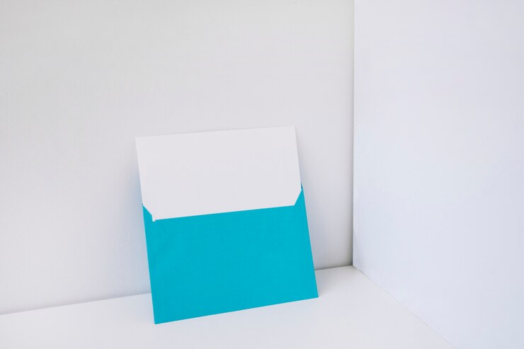 Foto gratuito busta blu con carta interna