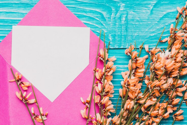 Foto gratuito busta con la nota in bianco e decorazione floreale
