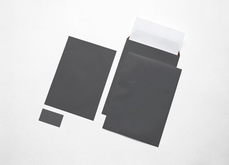 Foto gratuito buste di carta nere vuote, carta intestata e carta isolato su bianco. illustrazione 3d