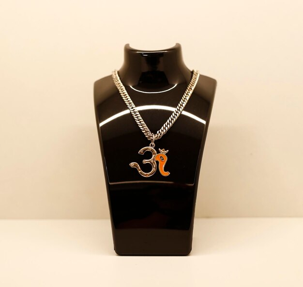 Busto vetrina gioielli display per ciondolo collana Stile di vita gioielli Mockup di accessori moda