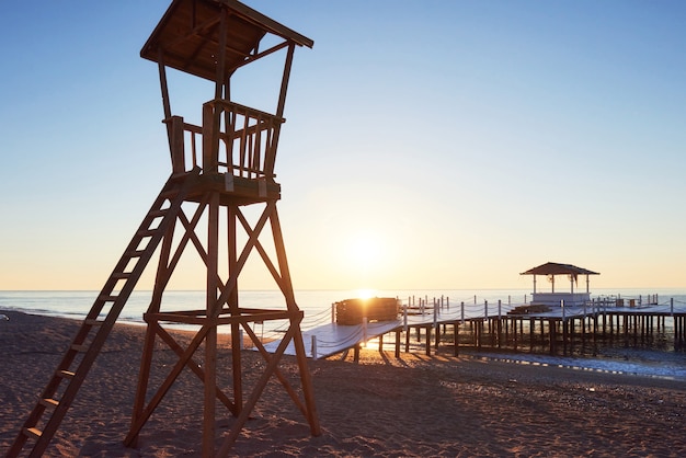 Cabina in legno da spiaggia per guardia costiera. Cielo emozionante