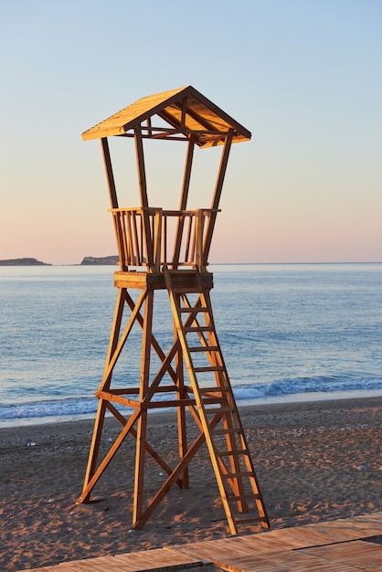 Cabina in legno sulla spiaggia in Spagna per la guardia costiera.