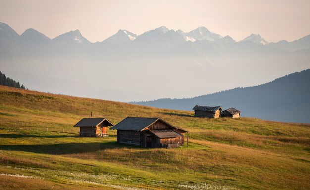 Cabine di legno in un bellissimo prato