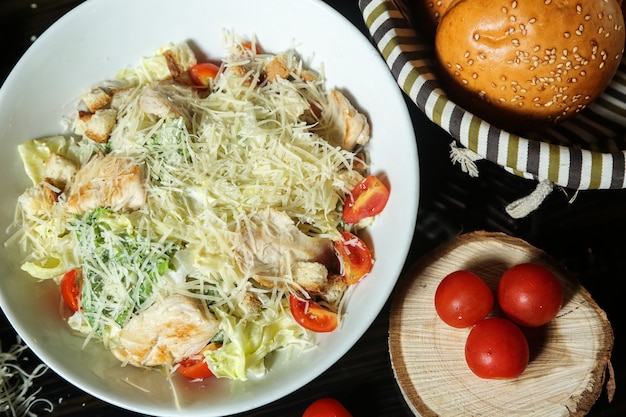 Caesar salad con pollo fritto e pane laterale