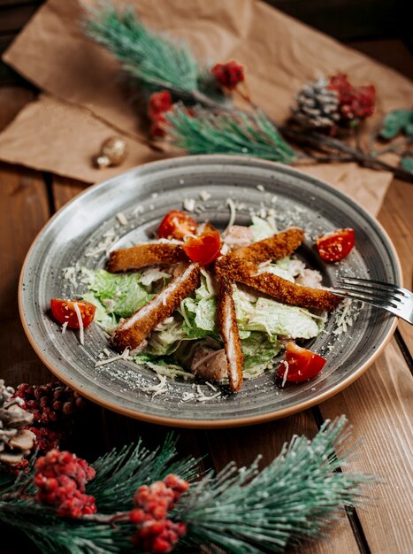 Caesar salad di pollo sul tavolo ____