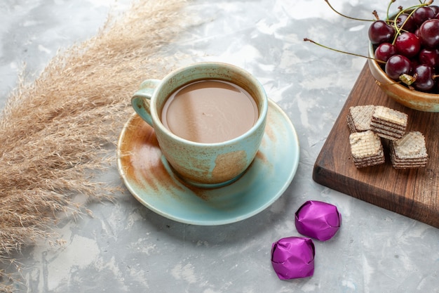 caffè al latte con caramelle cialde e amarene su luce