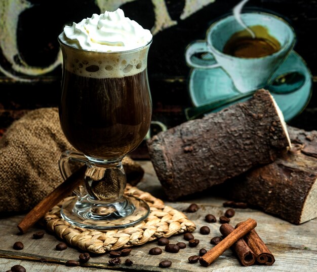 Caffè aromatizzato con cannella e panna montata