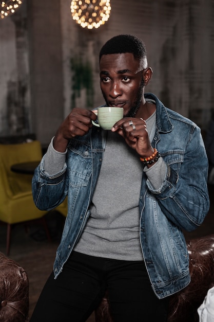 Caffè bevente bello dell'uomo afroamericano
