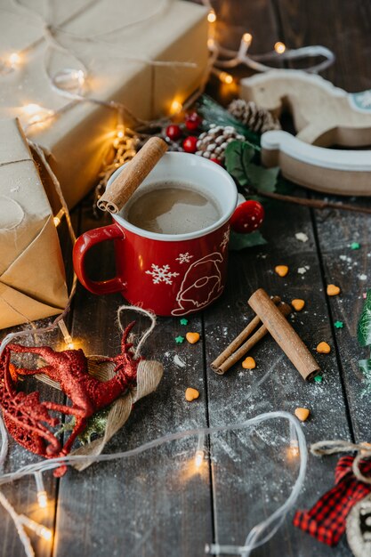 Caffè con latte e cannella sul tavolo