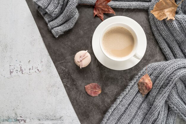 Caffè con latte e maglione caldo su una superficie squallida