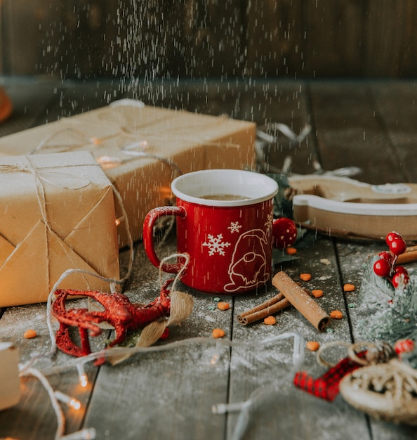 Caffè con latte e regali sotto polvere bianca