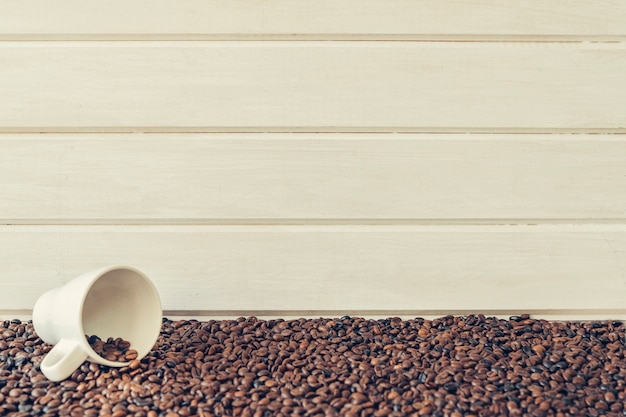 Caffè concetto con tazza su chicchi di caffè