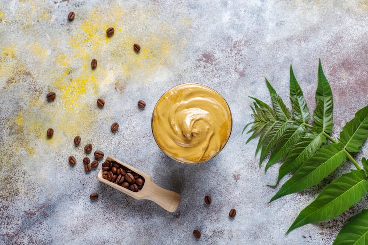 Foto gratuito caffè dalgona. bevanda di tendenza ghiacciata soffice e cremosa con schiuma di caffè e latte.