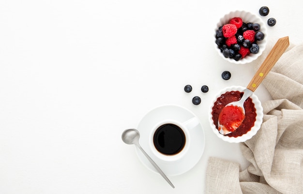 Caffè del mattino con marmellata di frutti di bosco copia spazio