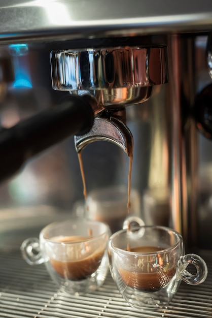 Caffè del primo piano che versa nelle tazze