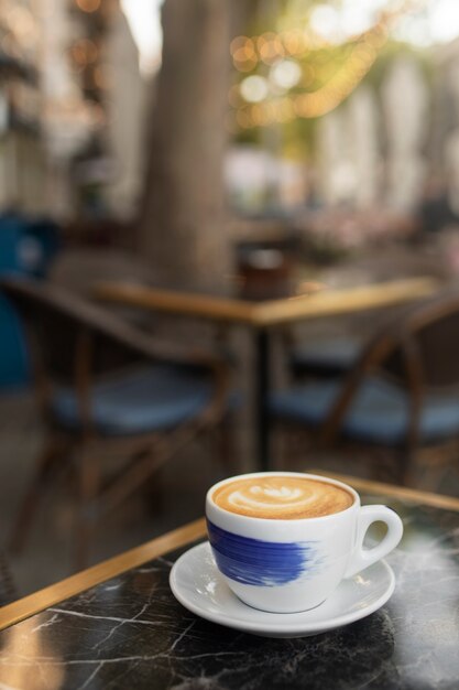 Caffè delizioso ad alto angolo sul tavolo