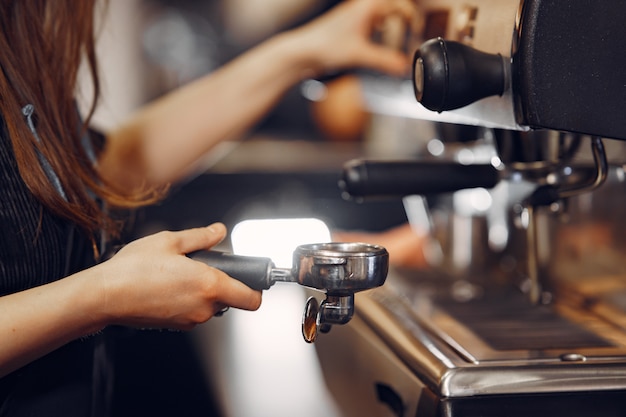 Caffè di barista che fa concetto di servizio di preparazione del caffè