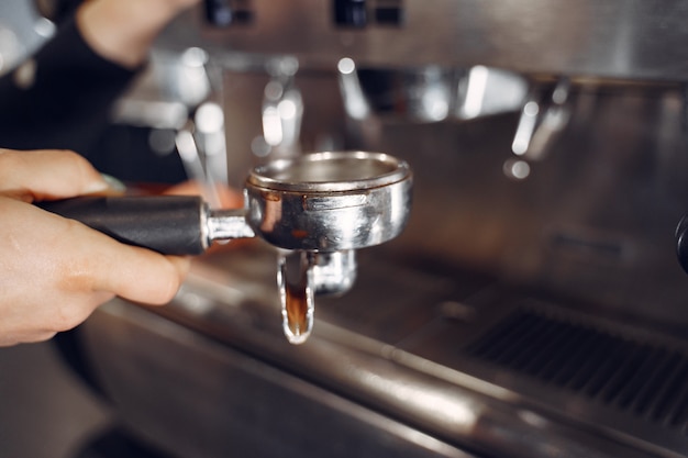 Caffè di barista che fa concetto di servizio di preparazione del caffè