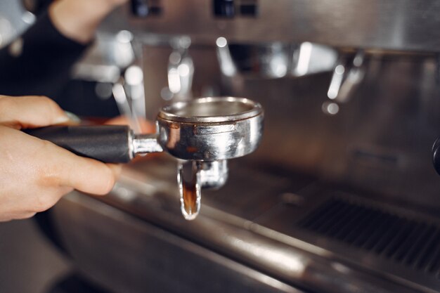 Caffè di barista che fa concetto di servizio di preparazione del caffè