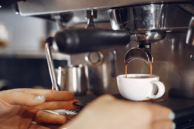 Caffè di barista che fa concetto di servizio di preparazione del caffè