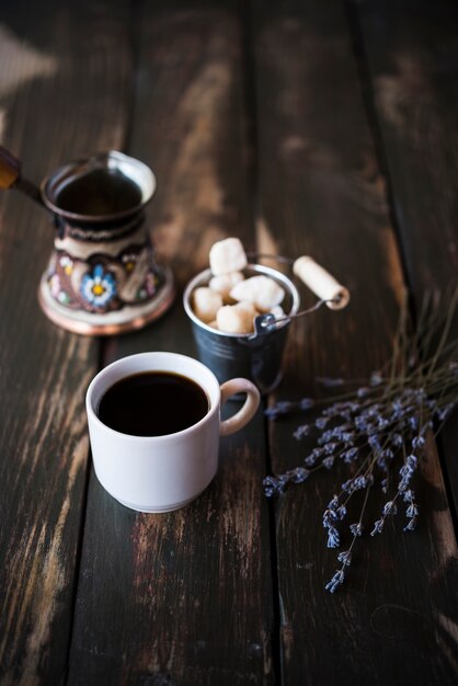 Caffè di mattina di alta vista su fondo di legno