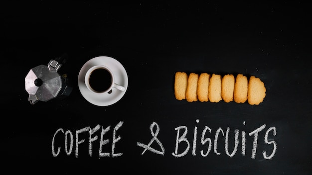 Caffè e biscotti vicino alla scrittura