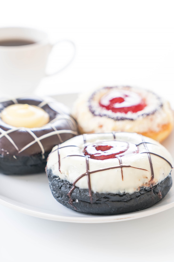 Foto gratuito caffè e ciambelle