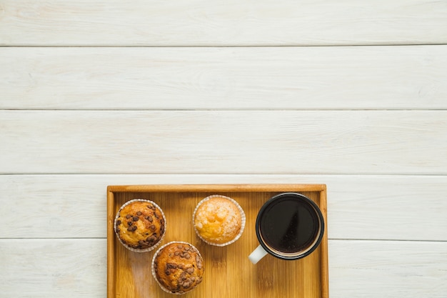 Caffè e muffin sul vassoio